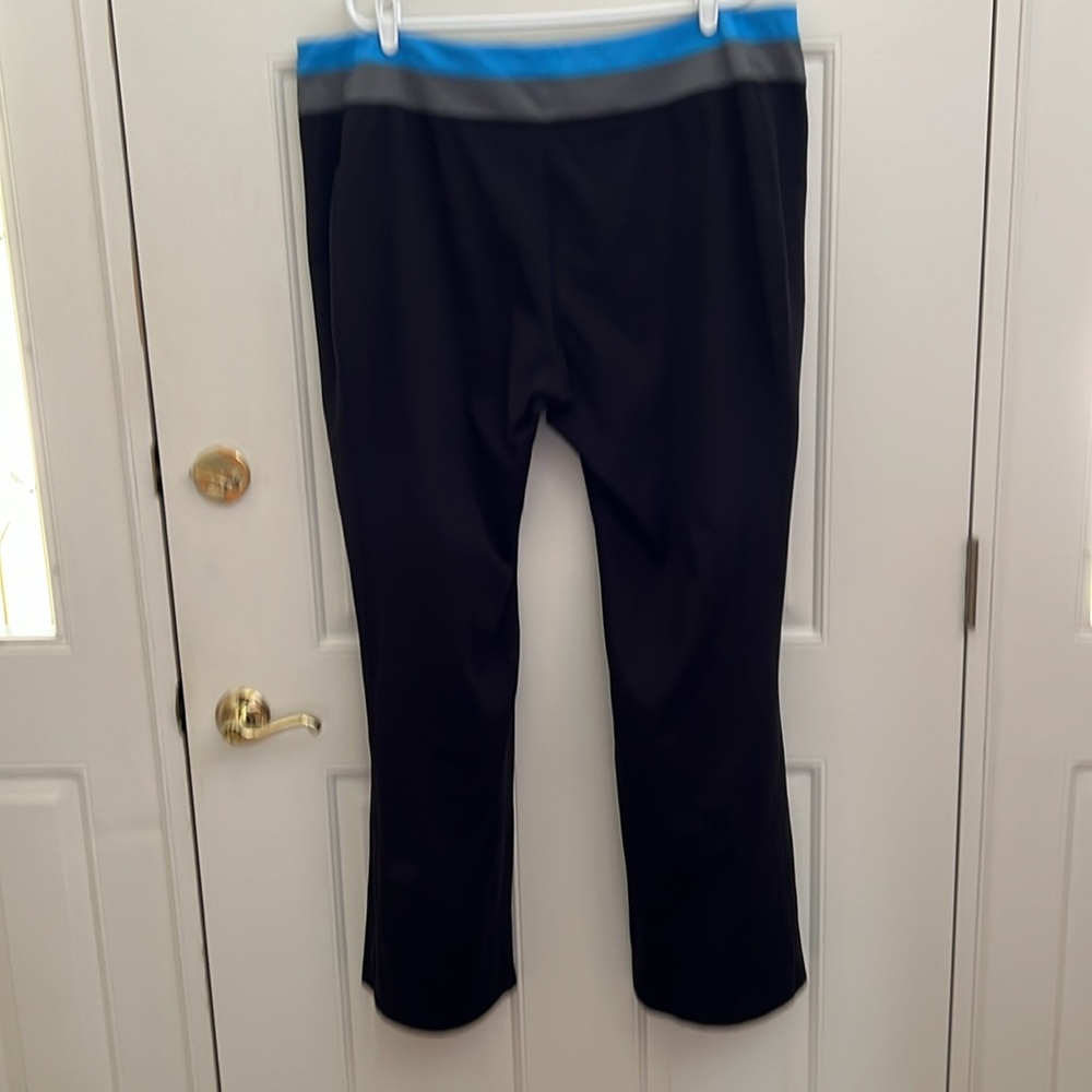 Lands End Women’s Black Flared Leg Yoga Pants.  2X - Picture 3 of 4
